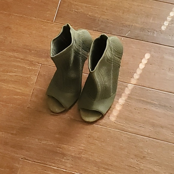 Peep Toe Heels - Picture 2 of 4